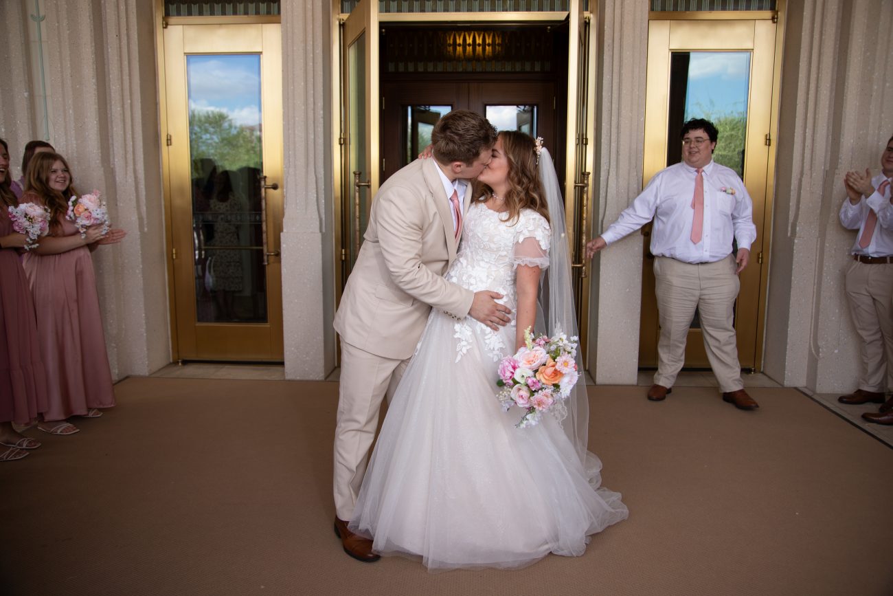 Bride and groom leaving the Phoenix temple with a kiss